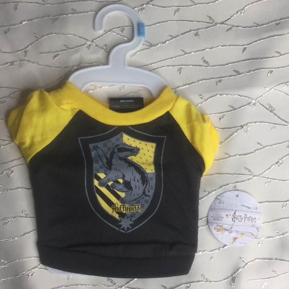 Harry Potters Hufflepuff Tee emblem on back